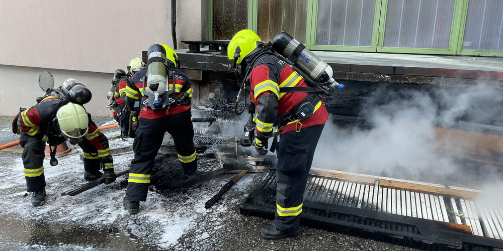 Nachdem ein Mann mit einer Feuerlanze versuchte, Unkraut zu vernichten, geriet gelagertes Holz in Brand. 