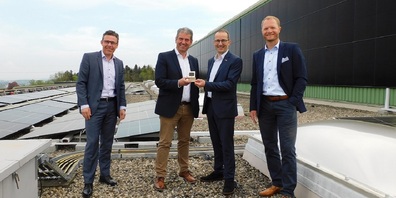 Die neue PV-Anlage  (Dach und Fassade) der Schmolz + Bickenbach Stahlcenter AG wurde an der Medienkonferenz vom 3. Mai 2022 offiziell übergeben: v. l. Marco Huwiler (Geschäftsleiter TBW), Peter Breitenmoser (Geschäftsleiter SCHMOBI), Andreas Breitenmoser (Stadtrat Wil) und Andreas Koch, Leiter Finanzen SCHMOBI).