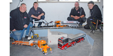 Martin und Patrick Dürst (links) sowie Richi und Luca Vogt (rechts) mit ihren Lkw- und Bagger-Modellen.