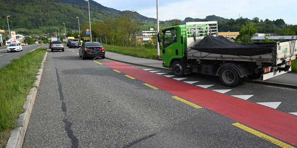 Unfall mit Folgen: Eine Frau erleidet bei einem Auffahrunfall zwischen einem Lieferwagen und einem Auto unbestimmte Verletzungen. 