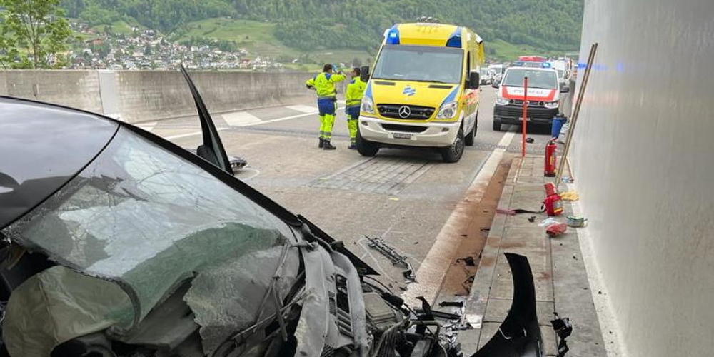 Am Auto einer 77-jährigen Autofahrerin entstand bei einemSelbstunfall Totalschaden.