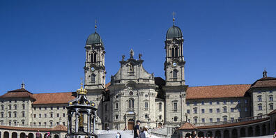 Das Kloster Einsiedeln kann die Portugiesinnen und Portugiesen, die an Pfingsten jeweils in grossen Scharen zum Kloster pilgern, wegen Sicherheitsbedenken dieses Jahr nicht aufnehmen. (Archivbild)