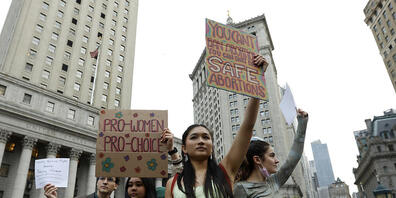 Menschen demonstrieren auf dem New Yorker Foley Square für das Recht auf Abtreibung. Foto: Jason Decrow/AP/dpa