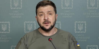 In diesem Bild aus einem Video des Pressebüros des ukrainischen Präsidenten spricht Wolodymyr Selenskyj in Kiew. Der ukrainische Präsident bezeichnete die massiven Raketenangriffe Russlands auf ukrainische Eisenbahnanlagen in seiner abendlichen Vi...