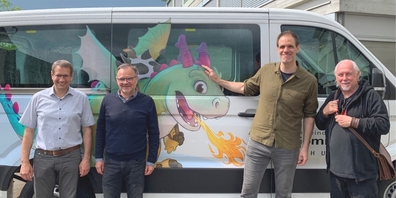 Die Mitwirkenden bei der Umsetzung: (v.l.) Gemeindepräsident Peter Hüppi, Ortsverwaltungsratspräsident Roman Bernet, Trickfilm-Zeichner Simon Otto und Grafiker Gian Gadient.