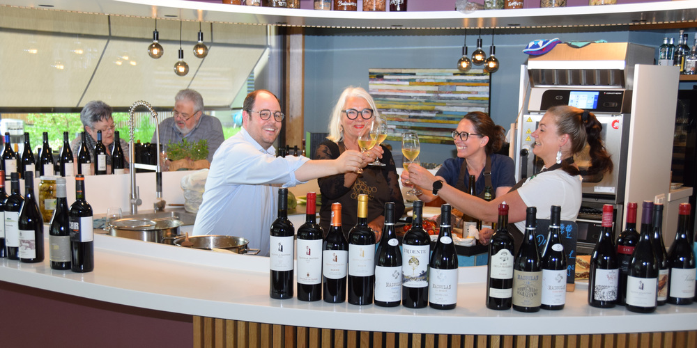 Oliver Keel, Trudy Abt, Jolanda Albrecht und Anna Felix (v. l.) stossen mit einem Glas Weisswein an.