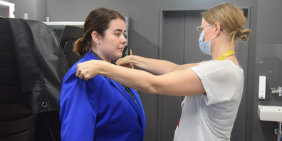 Anhand einer Modell-Uniform nimmt Marianne Egli von der Schuler Manufaktur 6418 bei jedem Musiker (im Bild Larissa Stöckli, Präsidentin der Uniformen-Kommission) die Masse.