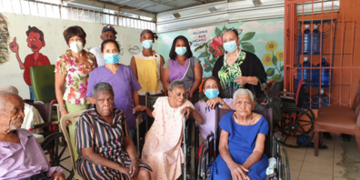 Celanda Lukic (hinten links) freut sich mit Bewohner und Mitarbeitenden eines Altersheimes und die Spenden. 