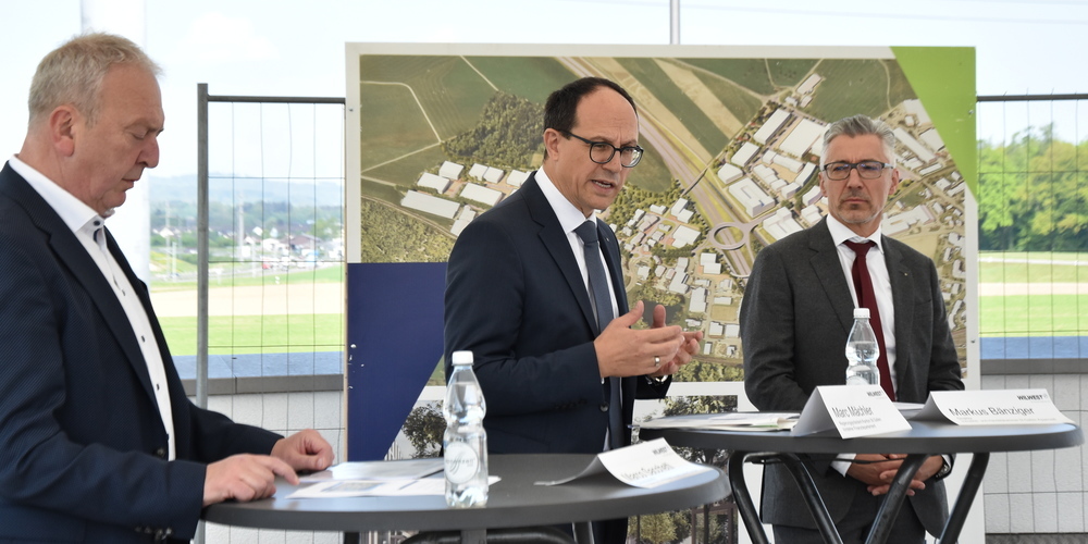 Die SVP-Fraktion des Kantonsrates verurteilt zutiefst, dass sich ein Regierungsmitglied derart über den Volkswillen hinwegsetzt. (Marc Mächler in der Mitte an einem Podium)