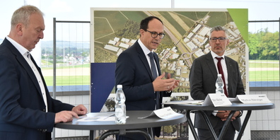 Erläuterten die Wichtigkeit des Projekts WILWEST den Medienschaffenden direkt auf dem Areal: Marco Sacchetti, Generalsekretär Departement für Bau und Umwelt Kanton Thurgau; Regierungspräsident Marc Mächler, Vorsteher Finanzdepartement Kanton St.Gallen; Markus Bänziger, Direktor Industrie- und Handelskammer St.Gallen-Appenzell (von links).