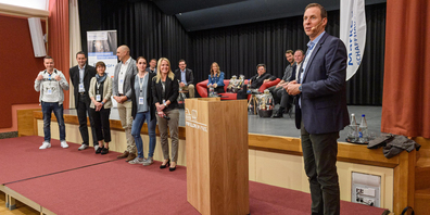 Stefan Wabel, der scheidende Präsident von Swiss Marketing Schaffhausen übergibt die Organisation des Anlasses in die Hände seiner Nachfolgerin Christine Hug und dem Vorstand von Swiss Marketing Schaffhausen.