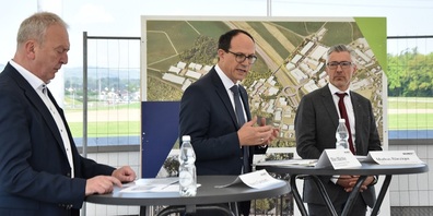 Sie erläuterten die Wichtigkeit des Projekts WILWEST den Medienschaffenden direkt auf dem Areal: (v. l.) Marco Sacchetti, Generalsekretär Departement für Bau und Umwelt Kanton Thurgau; Regierungspräsident Marc Mächler, Vorsteher Finanzdepartement Kanton St.Gallen; Markus Bänziger, Direktor Industrie- und Handelskammer St.Gallen-Appenzell.