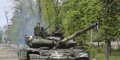 Ein Panzer der Miliz der Volksrepublik Donezk rollt in Mariupol, einem Gebiet unter der Regierung der Volksrepublik Donezk im Osten der Ukraine. Foto: Alexei Alexandrov/AP/dpa