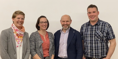 Das neue Führungstrio (von links): Irina Raschle, Ramona Frei, Christoph Weder (ganz rechts) mit dem abtretenden Präsidenten Werner Raschle .