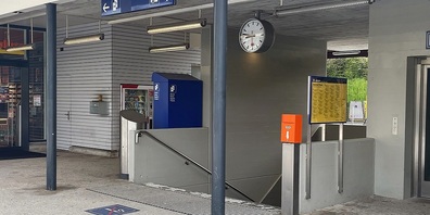 Beim Hauptabgang zu den Gleisen soll ein Notfallknopf installiert werden.