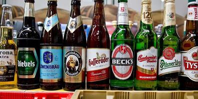 Die weltgrösste Bierbrauerei AB Inbev hat im ersten Quartal wie viele Konkurrenten von steigenden Bierpreisen profitiert. Der Umsatz legte um acht Prozent auf 13,2 Milliarden Dollar zu. (Archivbild)