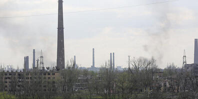 Rauch steigt aus dem Metallurgischen Kombinat Asowstal in Mariupol auf, einem Gebiet unter der Regierung der Donezker Volksrepublik im Osten der Ukraine. Foto: Alexei Alexandrov/AP/dpa