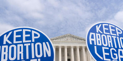 Demonstrierende halten vor dem Gebäude des Obersten Gerichtshofs der USA Plakate mit der Aufschrift: «Keep Abortion Legal» (dt. Abtreibung legal halten) hoch. Der oberste US-Gerichtshof tendiert offenbar dazu, sein Grundsatzurteil zu Abtreibungen ...