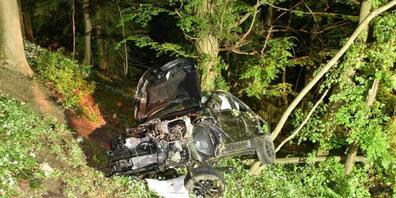 Eine 36-jährige Autofahrerin ist aus noch ungeklärten Gründen in Rüschlikon von der Strasse abgekommen. Die Rettungskräfte mussten sie aus dem Auto befreien.