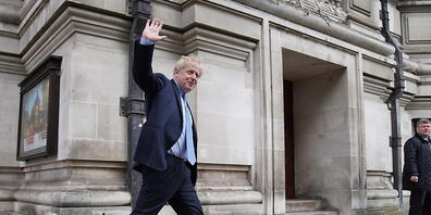 Boris Johnson, Premierminister von Großbritannien, kommt mit Hund Dilyn zur Methodist Central Hall im Zentrum Londons, um an den Kommunalwahlen teilzunehmen. Foto: Stefan Rousseau/PA Wire/dpa