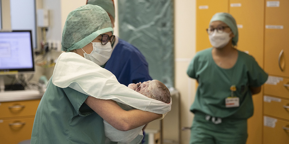 Er ist einer der ältesten Berufe der Welt, setzt viel Verantwortungsbewusstsein und Feingefühl voraus und wird immer wichtig bleiben: Hebammen bei der Arbeit.
