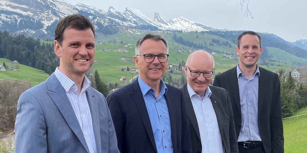 Neu strategische Partner (von links): Christian Gressbach (Geschäftsführer Toggenburg Tourismus), Markus Hobi (Präsident des Verwaltungsrats Raiffeisenbank Obertoggenburg), Max Nadig (Präsident Toggenburg Tourismus) und Thomas Bleiker (Vorsitzender der Bankleitung Raiffeisenbank Obertoggenburg).