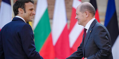 FILED - Der sozialdemokratische Politiker Scholz (rechts) und der Liberale Macron wollen sich unter anderem zum russischen Angriffskrieg in der Ukraine und zur europäischen Souveränität austauschen. Photo: Kay Nietfeld/dpa