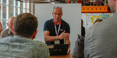 Hans-Martin Heierling diskutiert an der Ostschweizer Innovationstagung mit Experten aus allen möglichen Fachrichtungen den Skischuh der Zukunft.