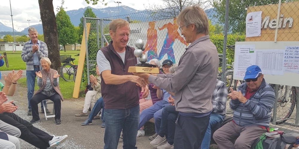 Der strahlende Sieger Fritz Gerber (l.) erhält den Wanderpokal aus den Händen von Mitorganisator Alberto Hildebrand.