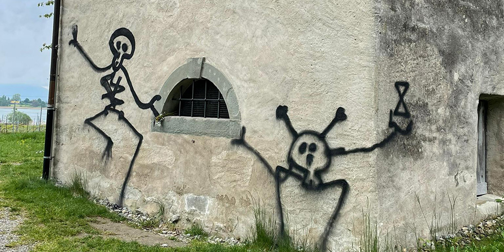 Werden diese Strichmännchen auf den Kirchenmauern bleiben dürfen?