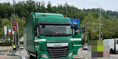 Bei der Kollision mit einem Lastwagen kam ein 63-jähriger Mofalenker in Brugg AG ums Leben.