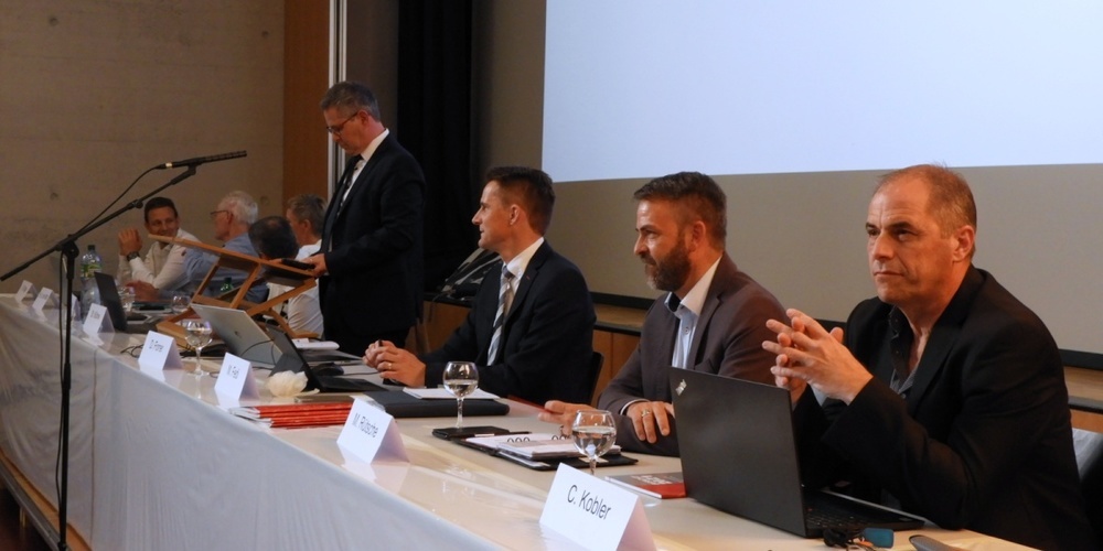 Der Uzner Gemeinderat in der Zusammensetzung der Amtsdauer 2021–2024 anlässlich einer Bürgerversammlung im Jahr 2022. (Archivbild)