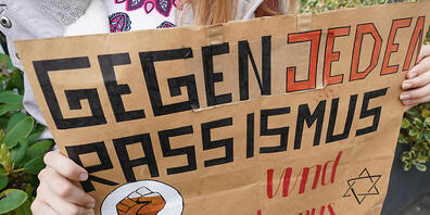 ARCHIV - Obwohl es immer wieder Anti-Rassismus-Demonstrationen gibt, ist diese Ungerechtigkeit in Deutschland noch lange nicht behoben. Rund 45 Prozent der Menschen haben laut einer Studie schon einmal rassistische Vorfälle beobachtet. Foto: Peter...