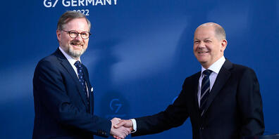 Bundeskanzler Olaf Scholz (r, SPD) und Petr Fiala, Ministerpräsident von Tschechien, geben sich am Ende einer Pressekonferenz im Bundeskanzleramt die Hand. Foto: Bernd von Jutrczenka/dpa