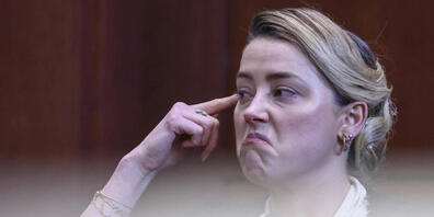 Die Schauspielerin Amber Heard sagt im Gerichtssaal des Fairfax County Circuit Court in Fairfax, Virginia, aus. Foto: Jim Lo Scalzo/Pool EPA via AP/dpa