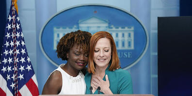 Die Pressesprecherin des Weißen Hauses, Jen Psaki, umarmt die neue Pressesprecherin Karine Jean-Pierre während einer Pressekonferenz im Weißen Haus. Foto: Evan Vucci/AP/dpa