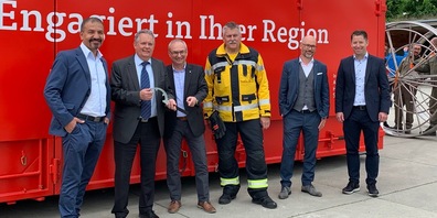 Übergabe des Mobildeichs mit Gemeinderatspräsident Osman Dogru, Stadtpräsident Thomas Niederberger, Stadtrat Thomas Beringer, Kurt Affolter, Feuerwehrkommandant Kreuzlingen, Daniel Bodenmann, Generalagent der Mobiliar Kreuzlingen und Philipp Misch-ler, Leiter Schaden der Mobiliar.