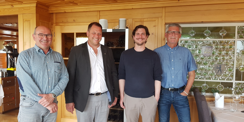 Von links nach rechts: Gemeindepräsident Gino Pauletti, Gemeinderat Daniel Lindner, Geschäftsführer Adrian Höhener und Genossenschaftspräsident Helmut Kobelt freuen sich auf die weitere Zusammenarbeit.