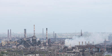 Der Leiter des ukrainischen Präsidialamts bestätigte, dass im Zuge der jüngsten Evakuierung des Stahlwerks Azovstal in Mariupol bisher 500 Zivilisten befreit werden konnten. Foto: Uncredited/AP/dpa
