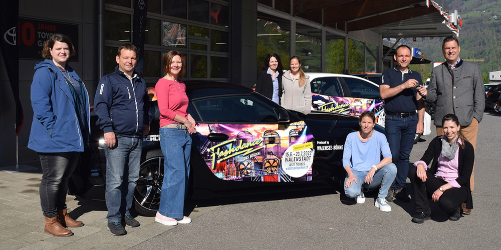 Neue Autos für einen Sommer lang: Beat und Urs Raschle übergeben dem Produktionsteam der Walensee-Bühne unter der Leitung von  Marco Wyss vier «Flashdance»-Toyotas. 