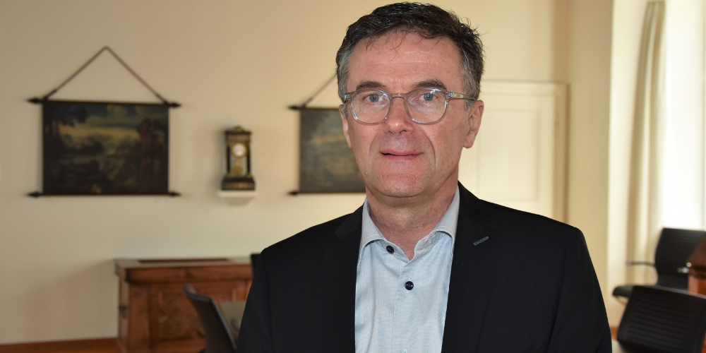 Administrationsratspräsident Raphael Kühne kündigt eine breit angelegte Umfrage zu den skizzierten Revisionsbereichen an.
