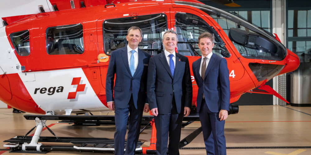 Von links nach rechts: Michael Hobmeier (Stiftungsratspräsident Rega), Ignazio Cassis (Bundespräsident), Ernst Kohler (CEO Rega)