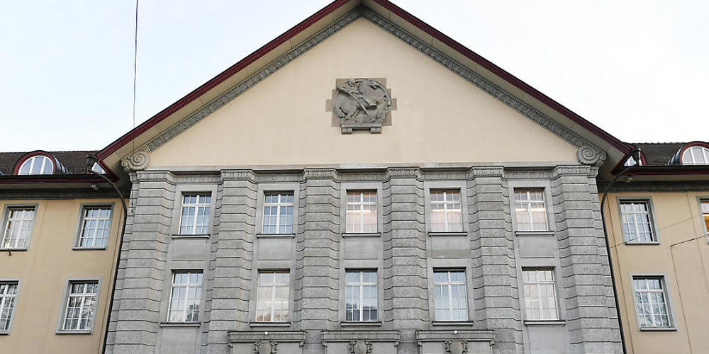 Das Bezirksgericht Zürich verurteilte einen 71-jährigen Rentner für den Angriff auf einen Denner-Angestellten. Er schlug ihn mit seinem Gehstock. (Symbolbild)