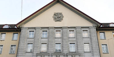 Das Bezirksgericht Zürich verurteilte einen 71-jährigen Rentner für den Angriff auf einen Denner-Angestellten. Er schlug ihn mit seinem Gehstock. (Symbolbild)