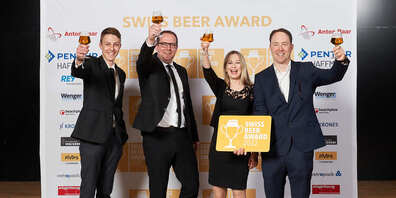 von links: Endo Federli (Lernender 3. Lehrjahr), Steffen Pawlak (1. Braumeister), Claudia Keel-Graf (Geschäftsführerin), Christoph Keel 