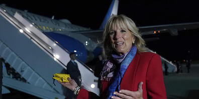 Jill Biden, First Lady der USA, spricht mit Journalisten auf dem Luftwaffenstützpunkt Andrews in MdL. Sie reist zu einem Besuch der Nato-Truppen in der rumänischen Schwarzmeer-Hafenstadt Constanta. Am Samstag folgt eine Visite in der Hauptstadt Bu...