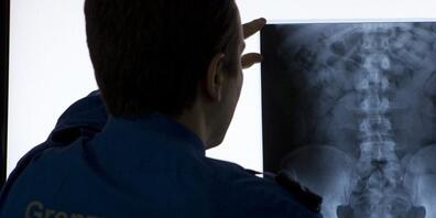 So genannte Bodypacker schlucken Fingerlinge voller Drogen, um sie in ihrem Verdauungstrakt über eine Grenze zu schmuggeln. (Symbolbild)