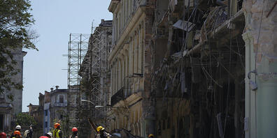 dpatopbilder - Rettungskräfte vor dem Luxushotel Saratoga. Foto: Ramon Espinosa/AP/dpa