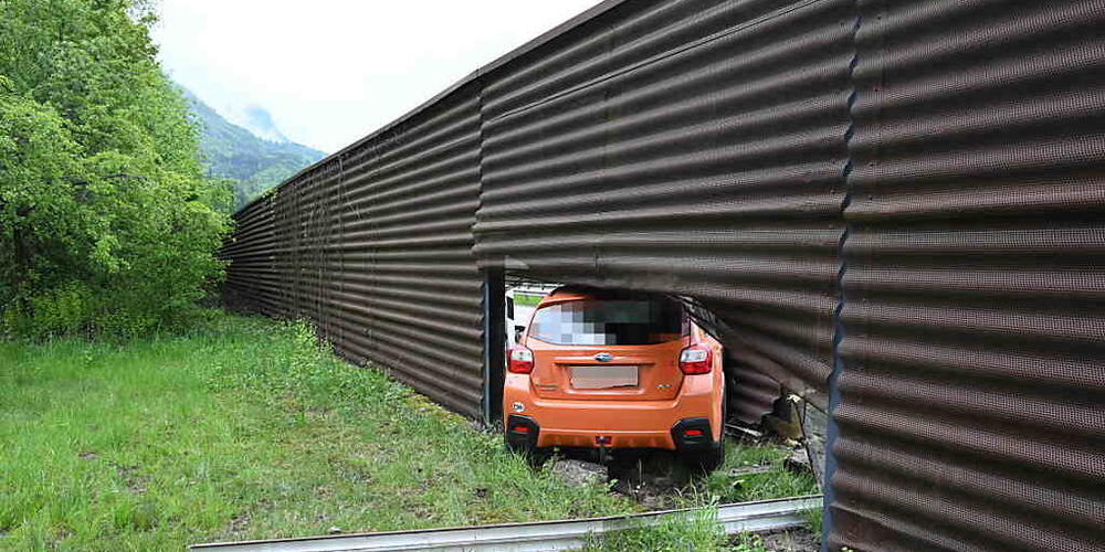 Das Auto durchbrach die Lärmschutzwand der Autobahn: Die Lenkerin hatte zuvor eine Abzweigung verpasst und konnte nicht mehr rechtzeitig bremsen.