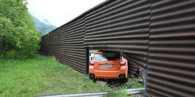 Das Auto durchbrach die Lärmschutzwand der Autobahn: Die Lenkerin hatte zuvor eine Abzweigung verpasst und konnte nicht mehr rechtzeitig bremsen.